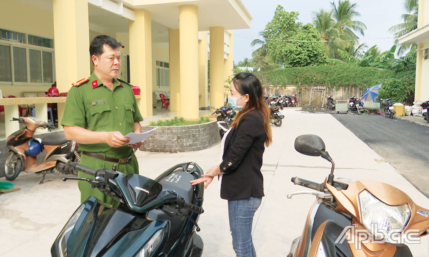 Công an TP. Mỹ Tho trao trả tài sản cho chị Nguyễn Thị Mỹ Dung.                                         Ảnh: Thanh Việt