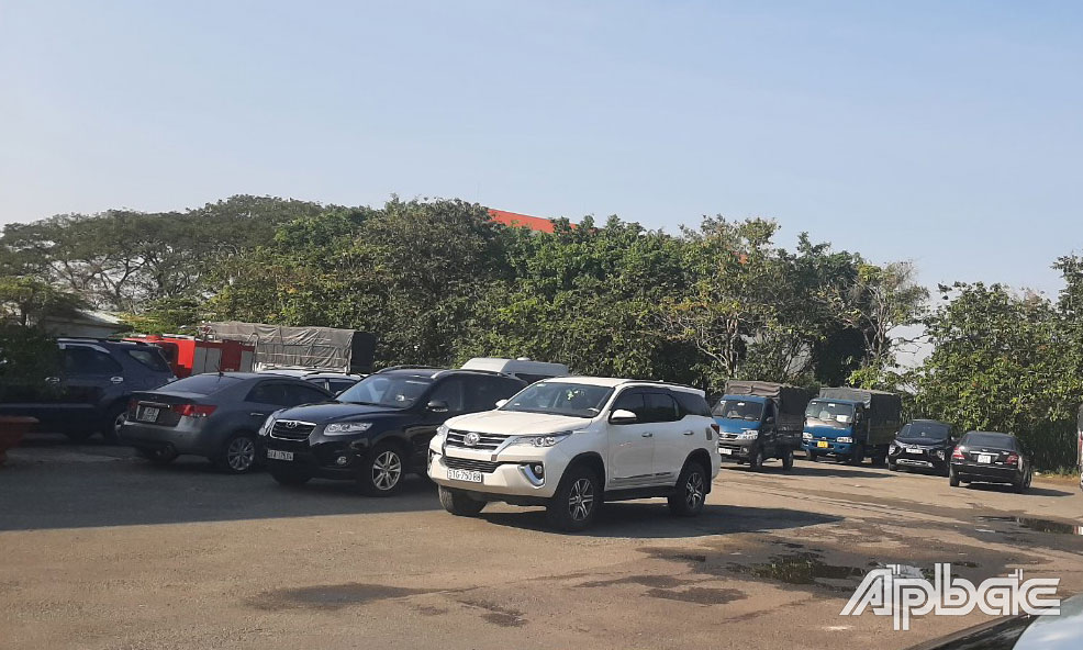 Rất đông phương tiện đến đăng kiểm tại Trung tâm Đăng kiểm xe cơ giới 63.01S.