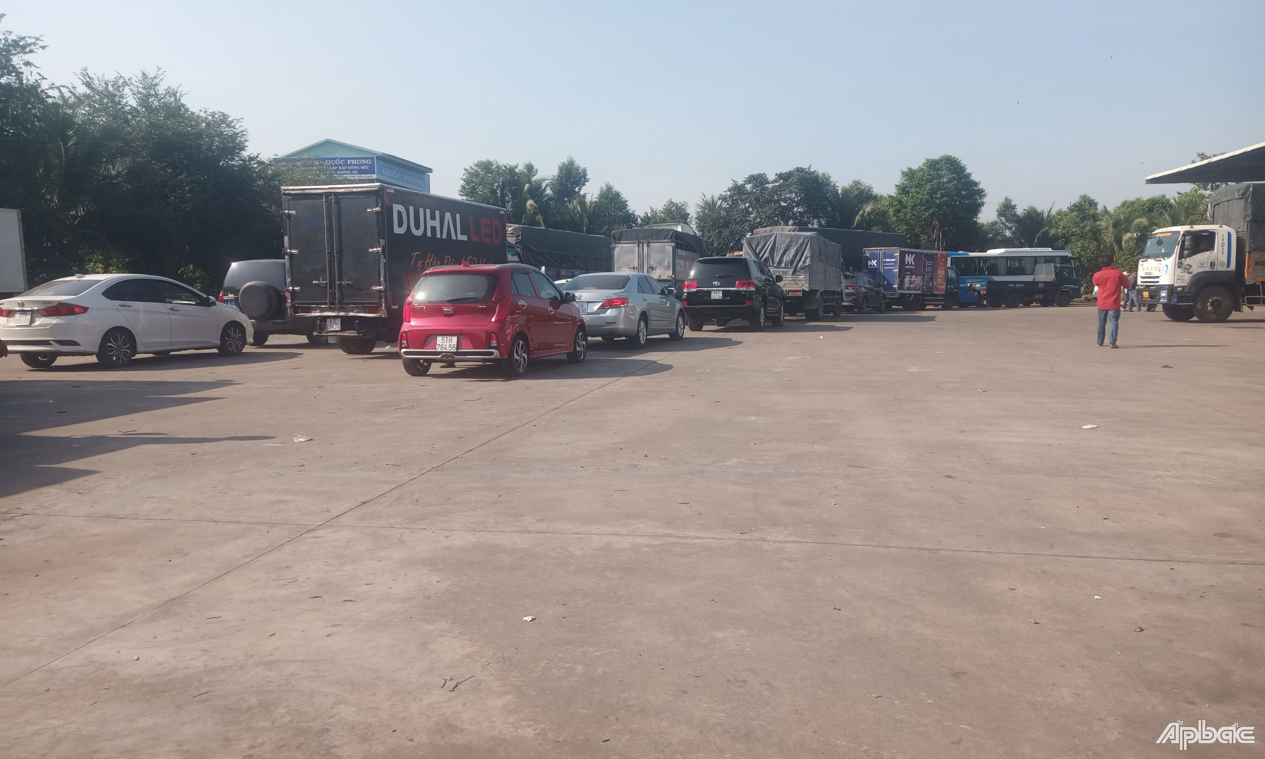 Rất đông phương tiện đến đăng kiểm tại Trung tâm Đăng kiểm xe cơ giới 63-02D.