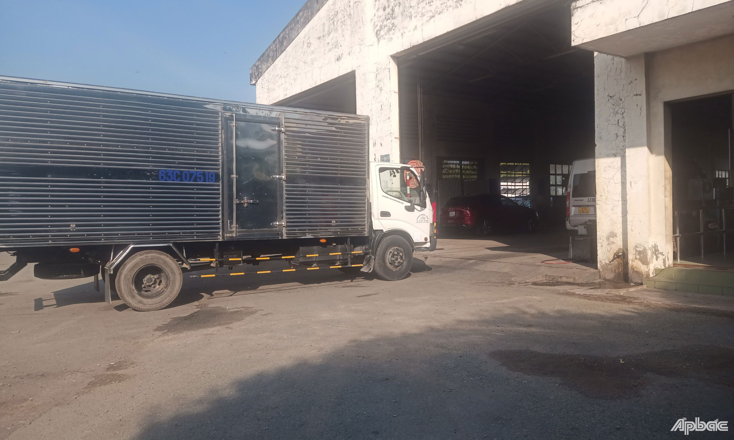 Các phương tiện chờ đến lượt đăng kiểm.