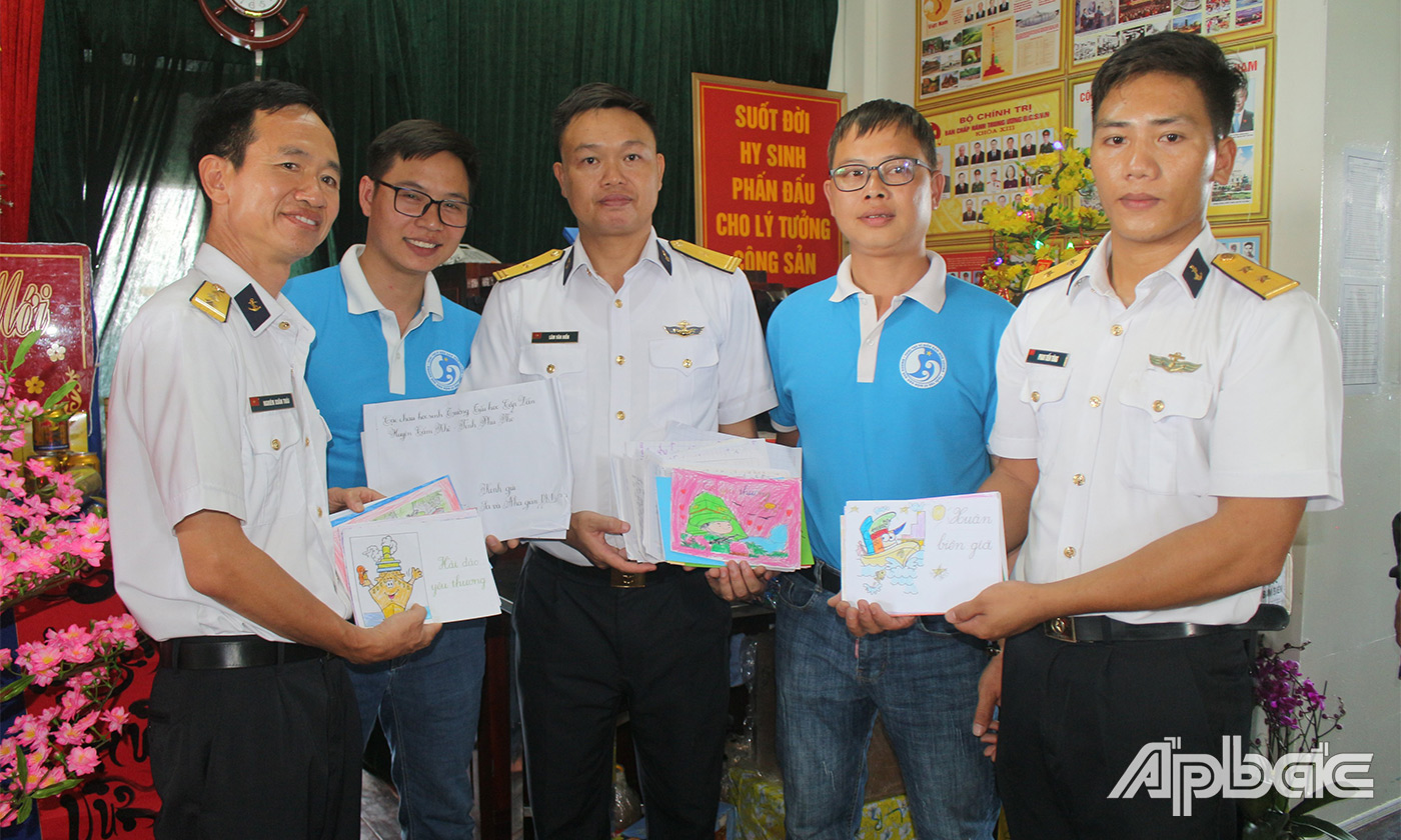 Một số hình ảnh các cánh thiệp chúc tết của học sinh được gửi đến nhà giàn DK1/10.