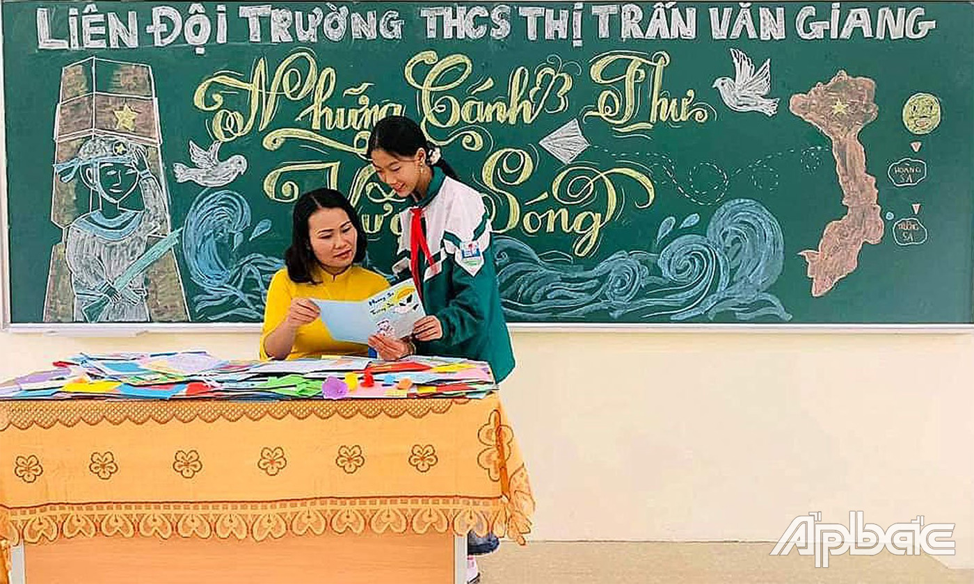 Giáo viên và học sinh làm những bức thư động viên, chúc tết cán bộ, chiến sĩ tại các nhà giàn DK1.
