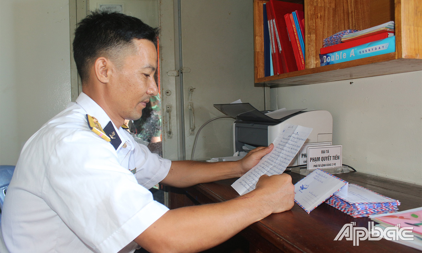 Cán bộ, chiến sĩ DK1/10 đọc tâm thư động viên từ gia đình.