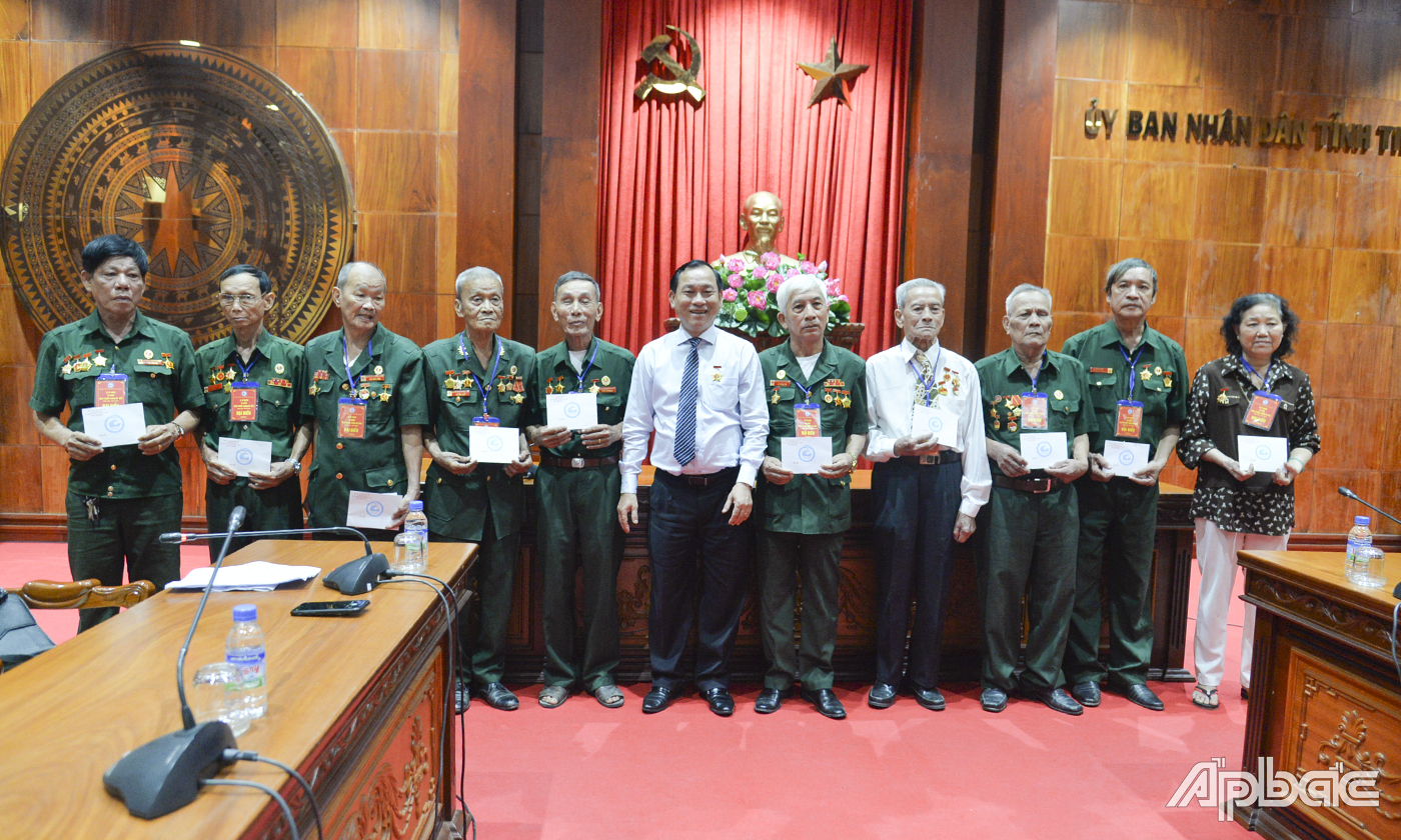 Đồng chí Nguyễn Văn Vĩnh trao quà đến các cô chú trực tiếp và thân nhân chiến sĩ tham gia trận Ấp Bắc 