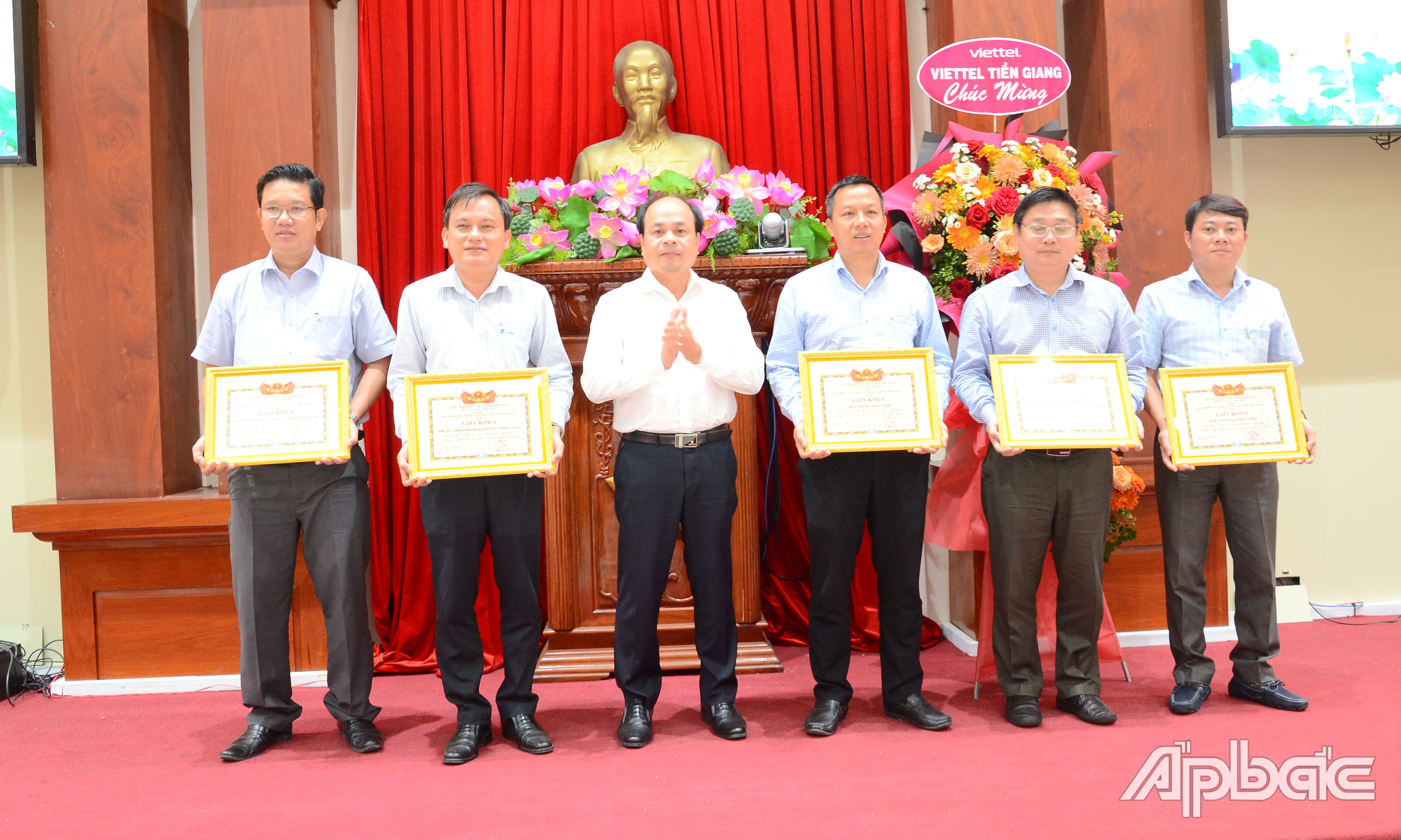 Tặng Giấy khen của Sở TTTT cho các tập thể.