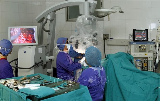 Ảnh minh họa: Một ca mổ tại Trung tâm Phẫu thuật Thần kinh - Bệnh viện Hữu nghị Việt Đức. (Nguồn: TTXVN)