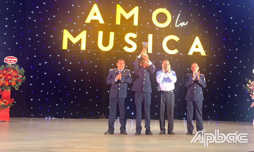 Thứ trưởng Bộ Công thương Đặng Hoàng An trao “Cúp vàng” cho Cục QLTT tỉnh Tiền Giang.