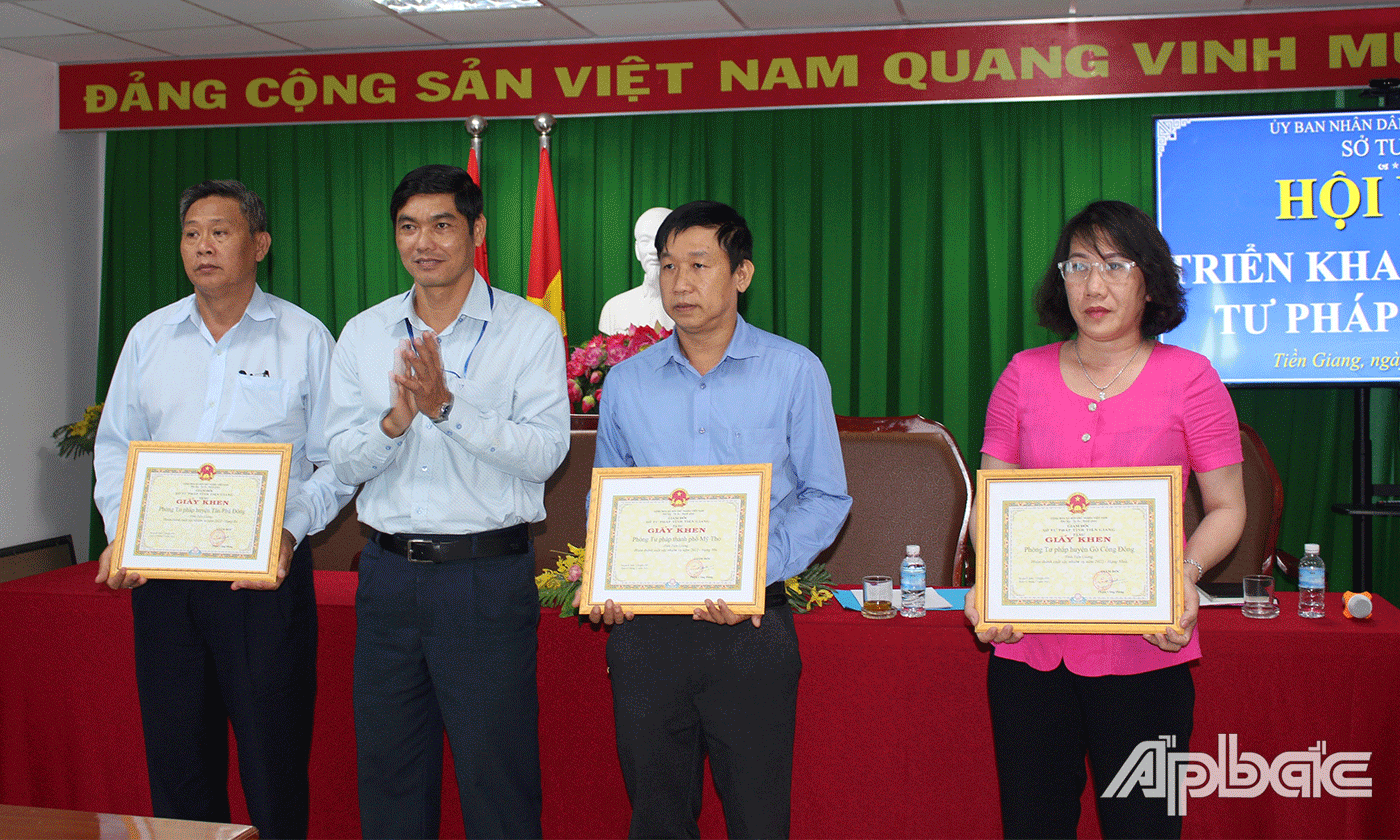 Khen thưởng các tập thể có thành tích.