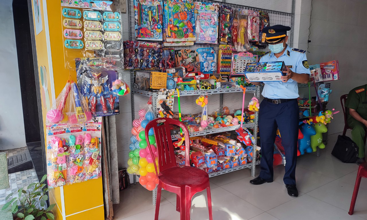 Lực lượng QLTT kiểm tra cơ sở kinh doanh đồ chơi trẻ em.