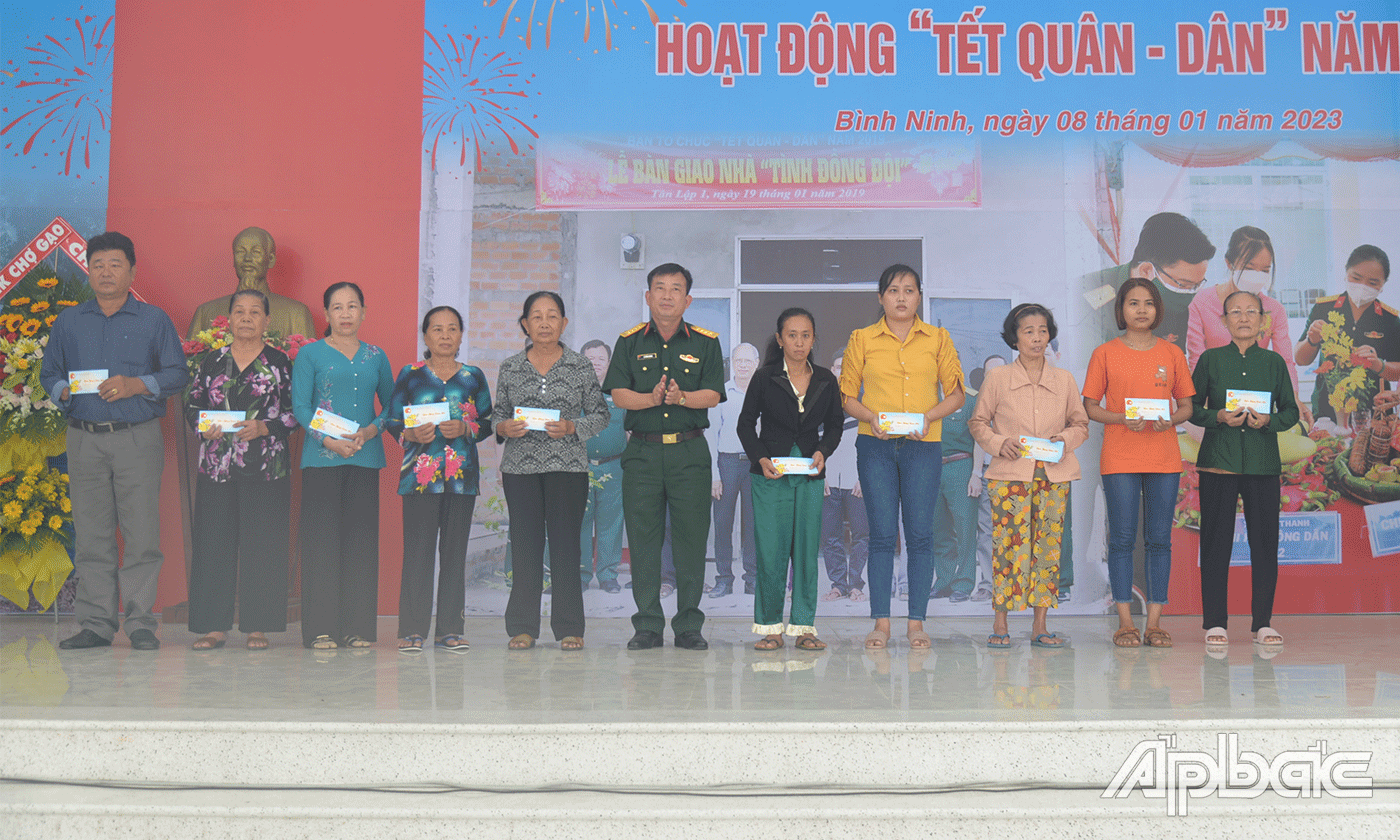 Đại tá Lê Minh Quang, Ủy viên Đảng ủy Quân khu, Phó Chủ nhiệm Chính trị Quân khu 9 trao 10 phần quà cho gia đình chính sách.