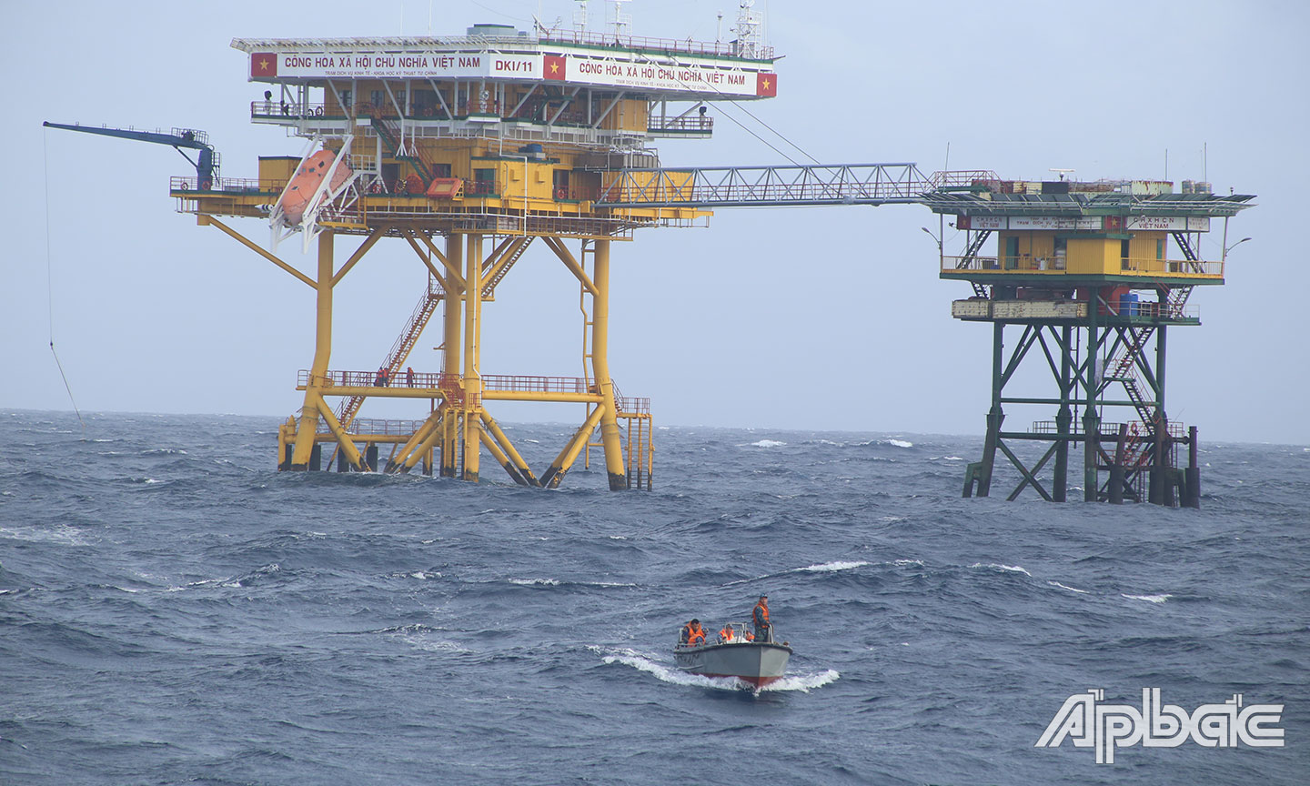 Các Nhà giàn DK1 hiên ngang giữa Biển Đông khẳng định chủ quyền biên giới biển của đất nước và là điểm tựa vững chắc cho ngư dân bám biển.