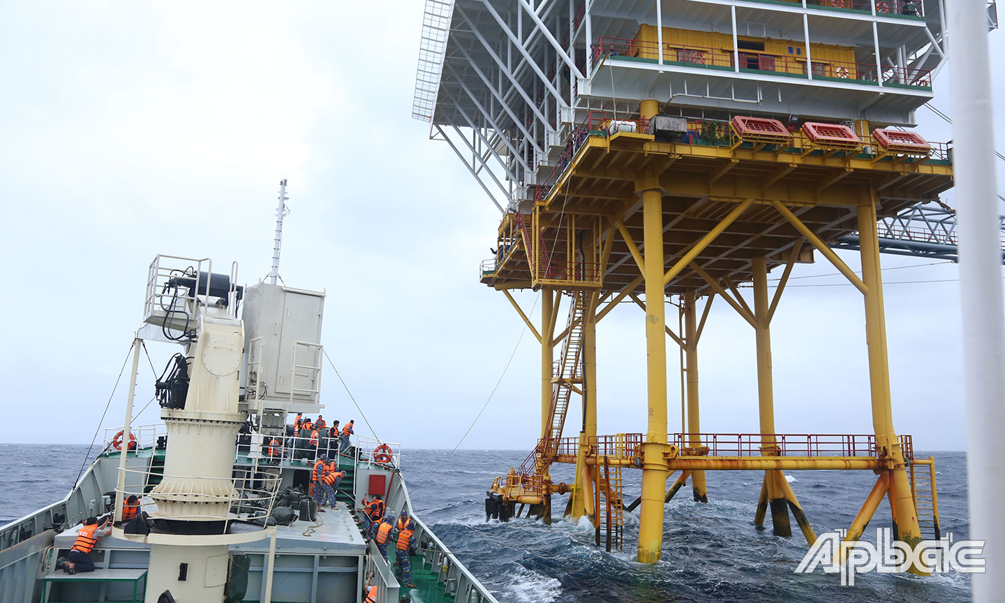 Công tác chuyển quà tết cho cán bộ, chiến sĩ trên Nhà giàn DK1 gặp nhiều khó khăn, vất vả bởi sóng to, gió lớn.