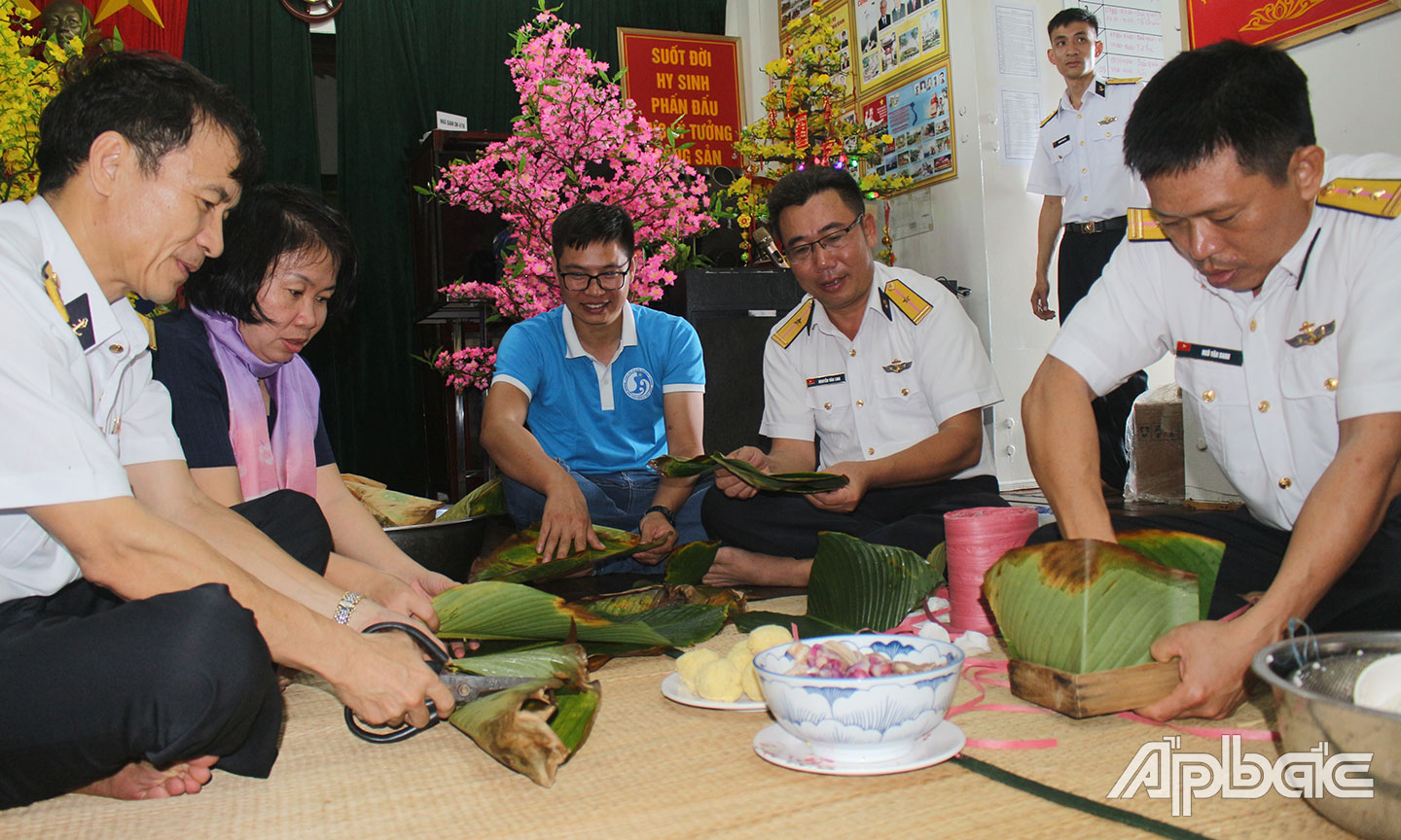 Với nguyên liệu được gửi từ đất liền, cán bộ, chiến sĩ Nhà giàn DK1/10 nhanh chóng triển khai gói bánh chưng.