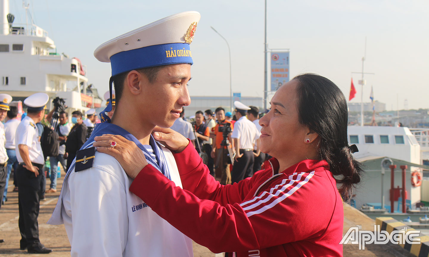 Người mẹ gửi gắm niềm tin cho con - nguời chiến sĩ lên đường thực hiện nhiệm vụ tại Nhà giàn DK1.