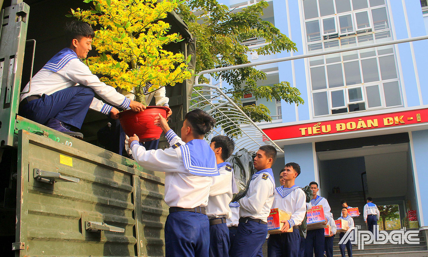 Những cành mai, món quà tết… của quân dân đất liền được các chiến sĩ gói cẩn thận và vận chuyển lên tàu.