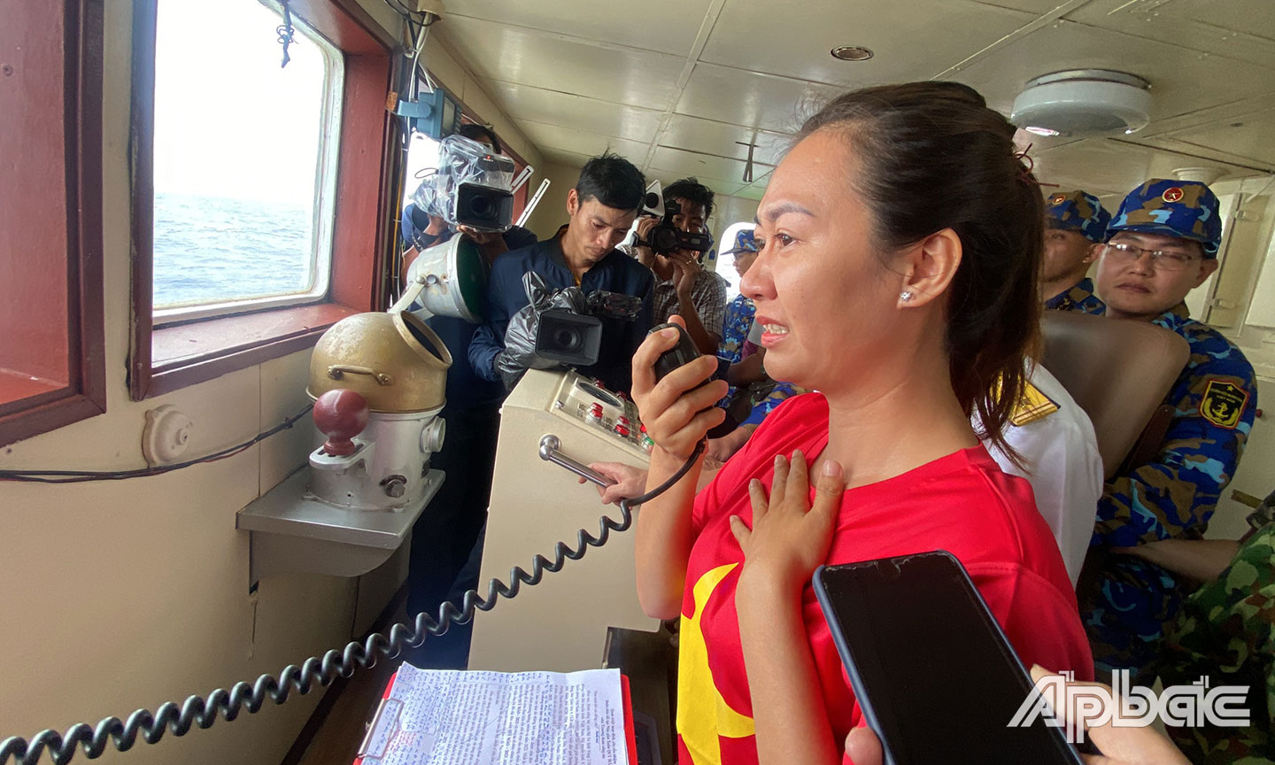 Phóng viên xúc động chúc tết cán bộ, chiến sĩ Nhà giàn DK1 qua bộ đàm.