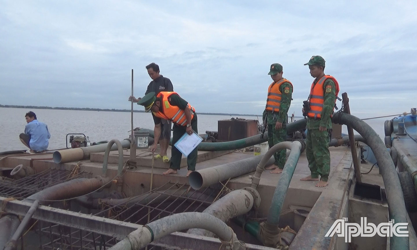 Kiểm tra khối lượng cát trên phương tiện.