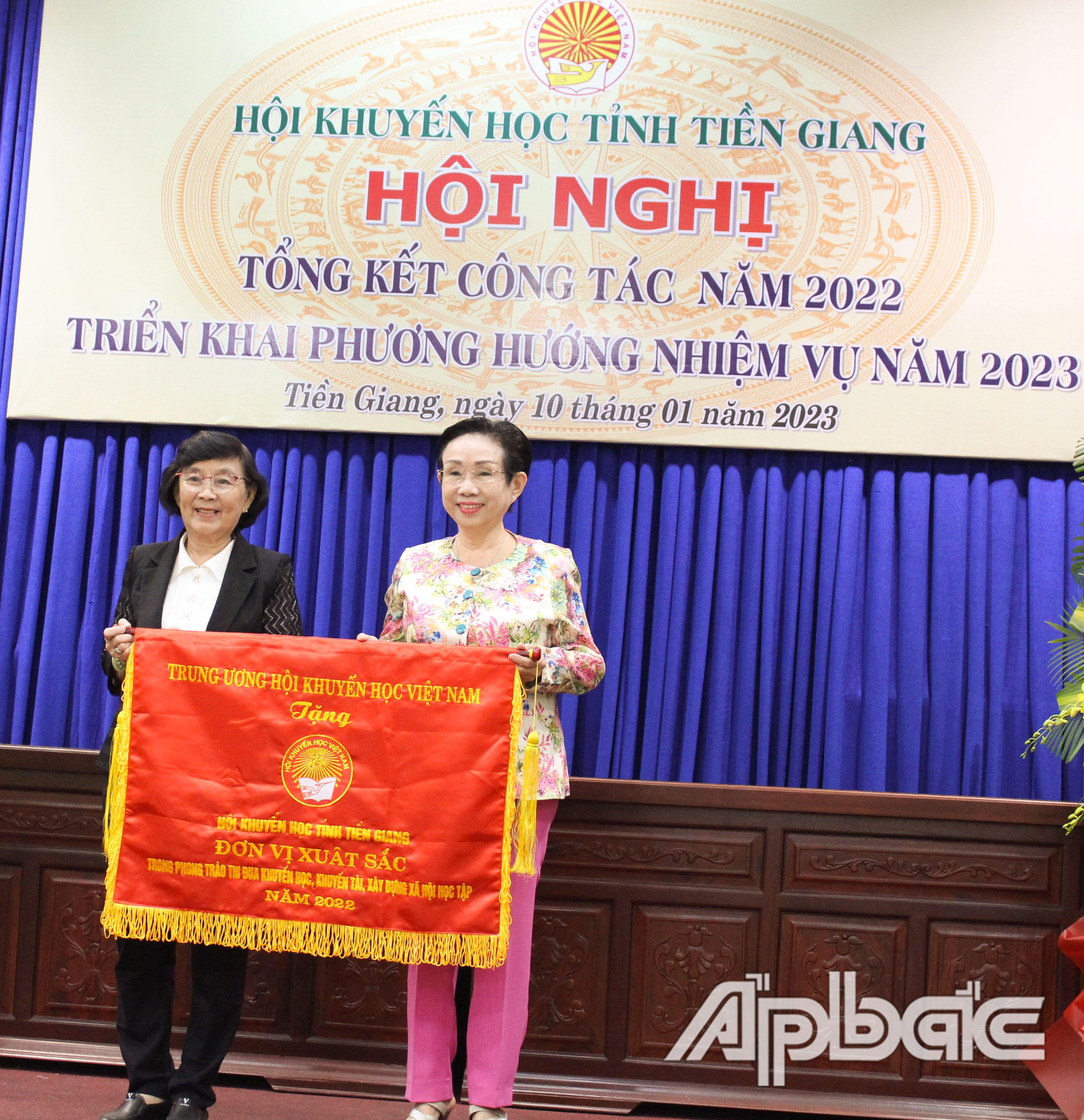 HKH tỉnh danh dự nhận Cờ thi đua xuất sắc do Trung ương HKH Việt Nam tặng