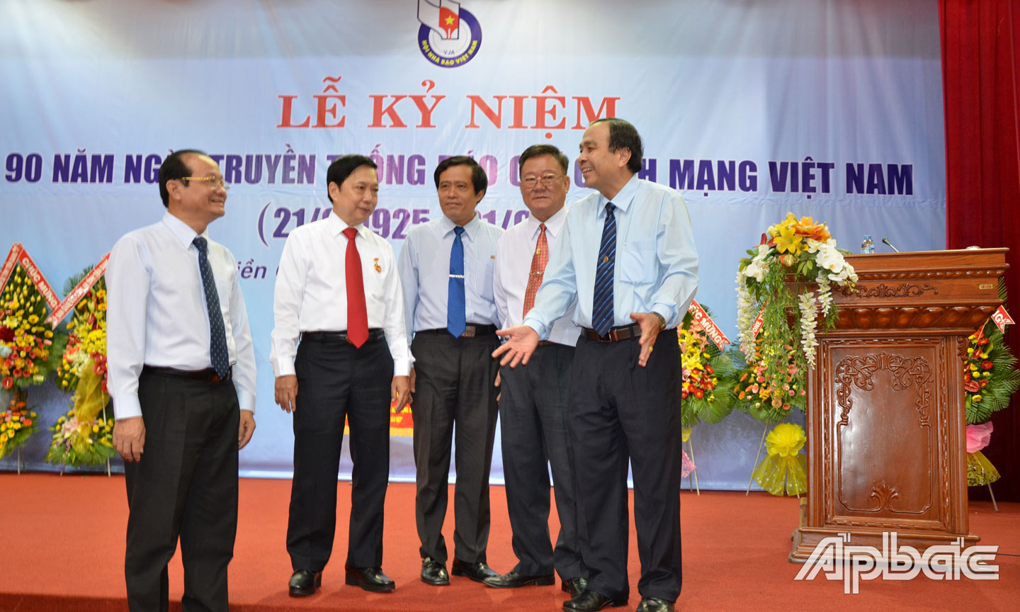 Lãnh đạo Tỉnh ủy và UBND tỉnh cùng lãnh đạo Báo Ấp Bắc tại lễ kỷ niệm 90 năm