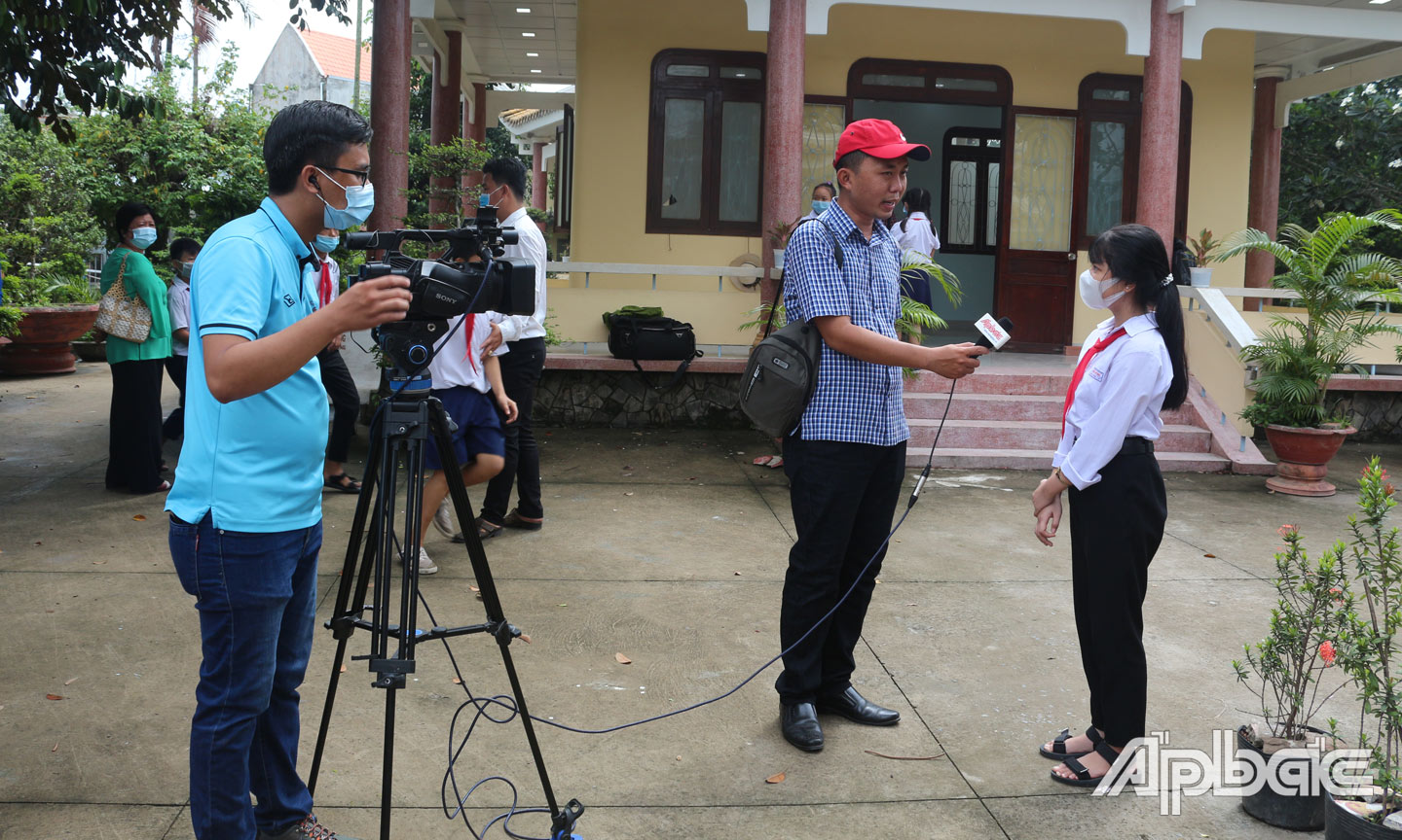 Phóng viên Báo Ấp Bắc tác nghiệp tại Phủ thờ Chủ tịch Hồ Chí Minh (xã Tân Hưng, huyện Cái Bè). Ảnh: H.L