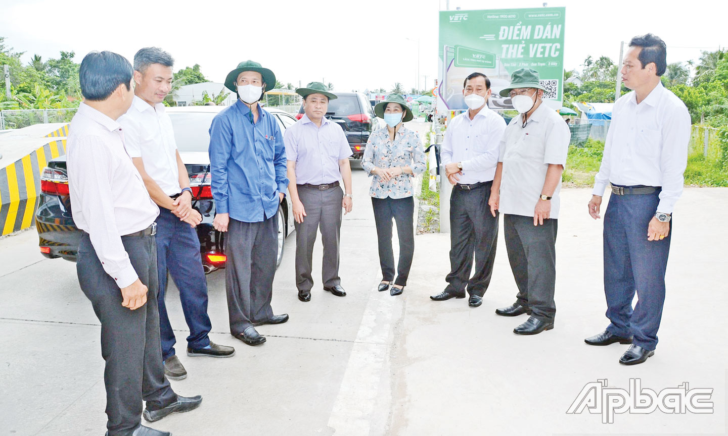 Ủy viên Ban Chấp hành Trung ương Đảng,Bí thư Tỉnh ủy, Trưởng đoàn Đại biểu Quốc hội  đơn vị tỉnh Tiền Giang Nguyễn Văn Danh cùng lãnh đạo tỉnh kiểm tra dự án cao tốc  Trung Lương - Mỹ Thuận. 						Ảnh: MINH THÀNH
