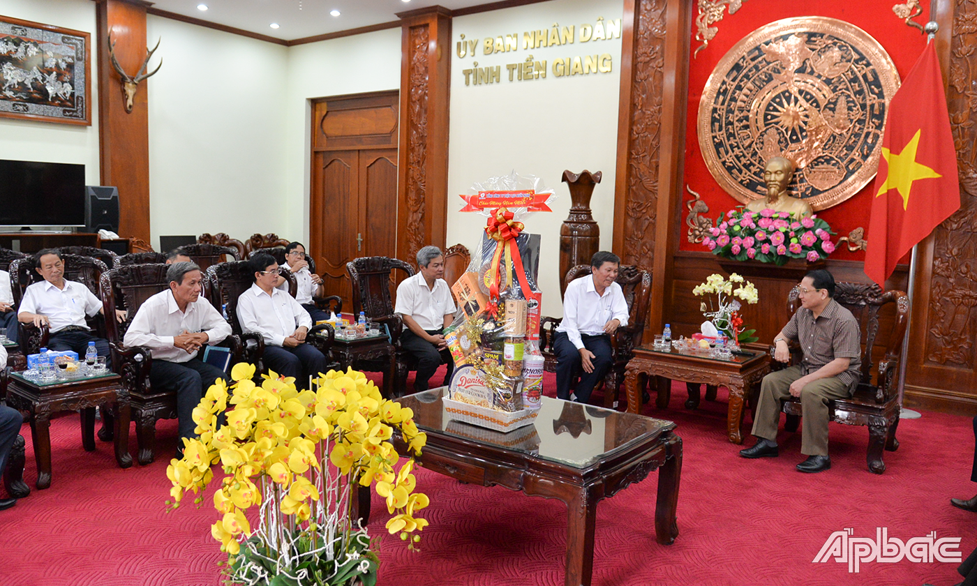 Đồng chí Phạm Văn Trọng, Phó Chủ tịch UBND tỉnh Tiền Giang tiếp đoàn