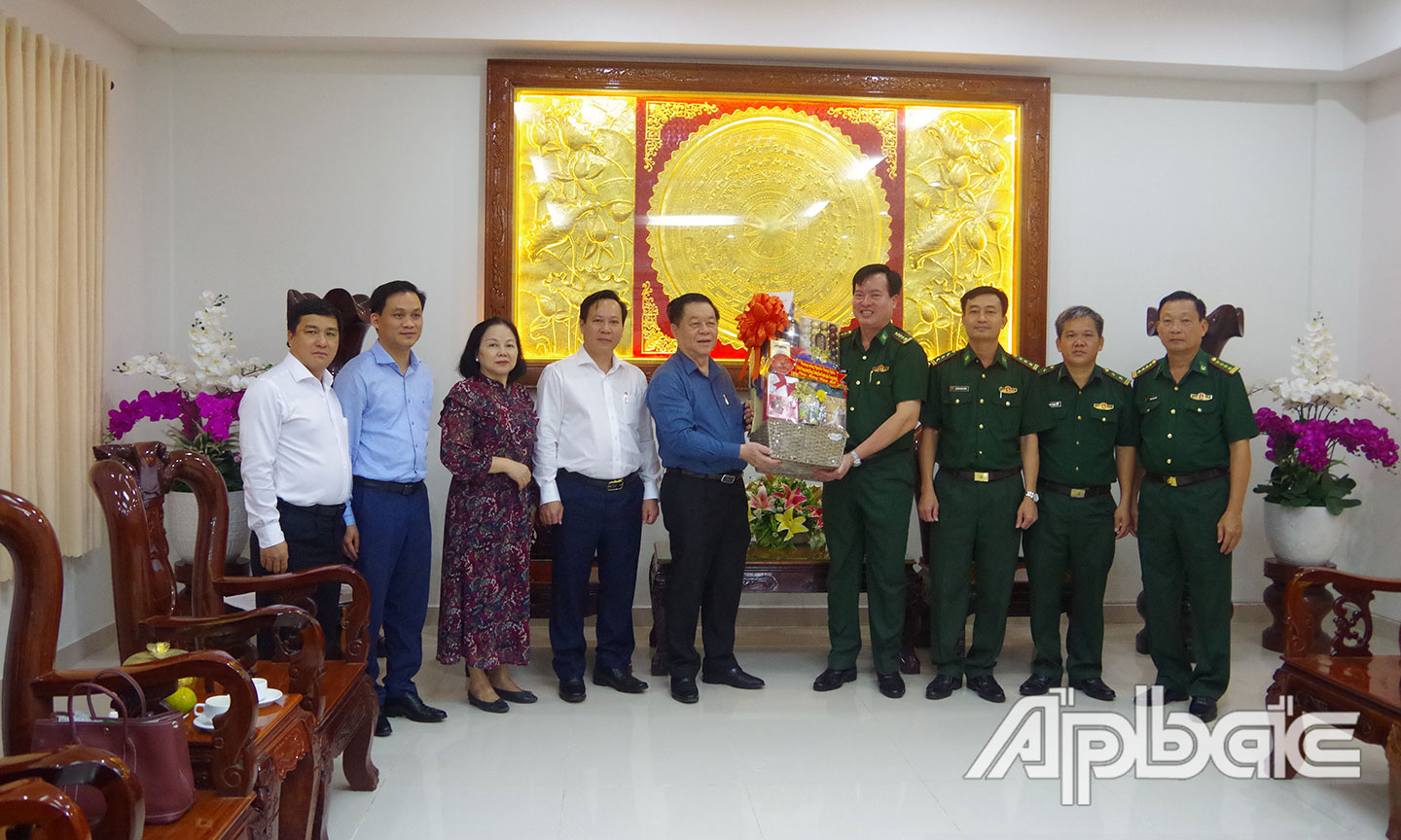 Đồng chí Thượng tướng Nguyễn Trọng Nghĩa, Bí thư Trung ương Đảng, Trưởng Ban Tuyên giáo Trung ương tặng quà cho Bộ Chỉ huy Bộ đội Biên phòng Tiền Giang.