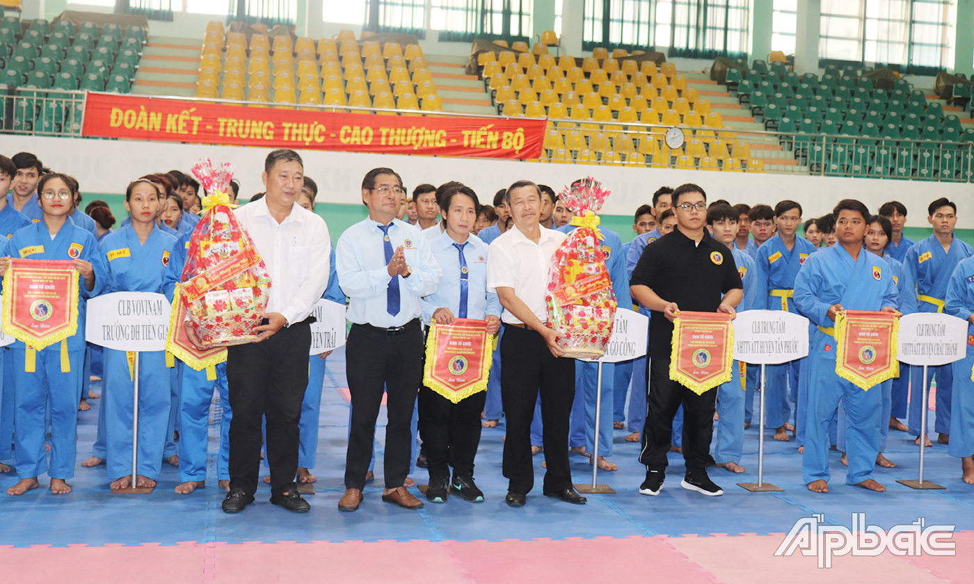 Hội Vivonam tặng quà chúc xuân đến Ban tổ chức.