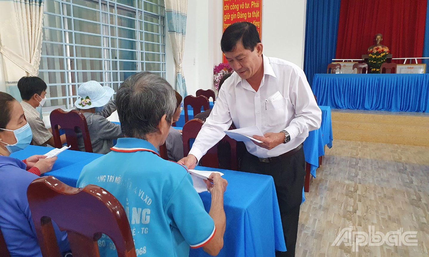 Đồng chí Trần Văn Út, Tỉnh ủy viên, Bí thư Huyện ủy Cái Bè tặng quà Tết Nguyên đán 2023 cho hộ nghèo xã Thiện Trí.