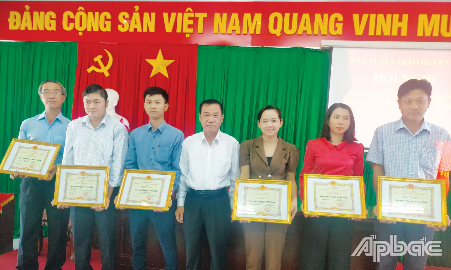 Khen thưởng các tập thể đạt thành tích xuất sắc công tác tuyên giáo năm 2022.