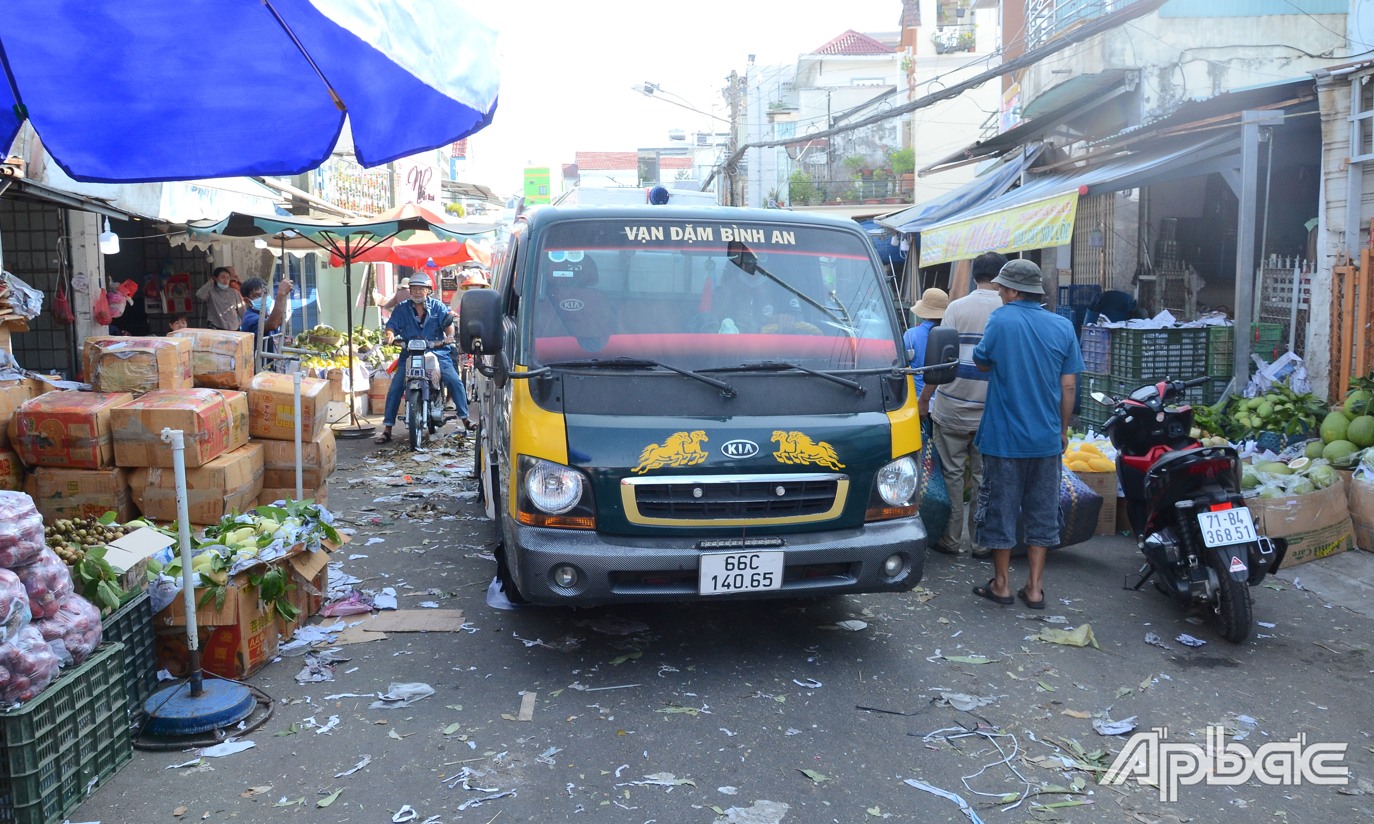 Các xe tải chở trái cây về chợ đầu mối trái cây Thạnh Trị để giao cho các vựa nhiều hơn so với ngày thường.