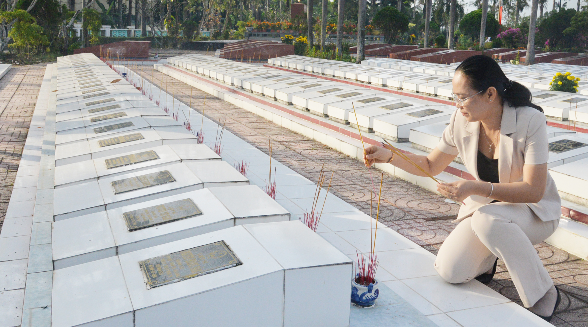 Thắp hương trước mộ phần anh hùng liệt sĩ