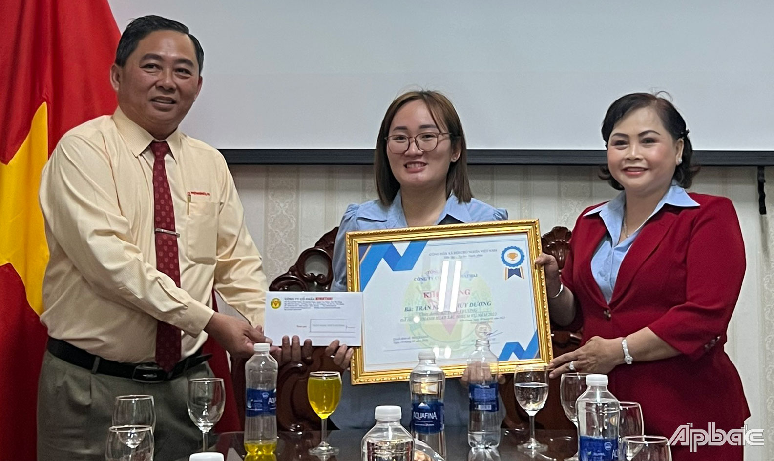 Khen thưởng các cá nhân có nhiều đóng góp cho hoạt động sản xuất, kinh doanh của công ty trong năm 2022.