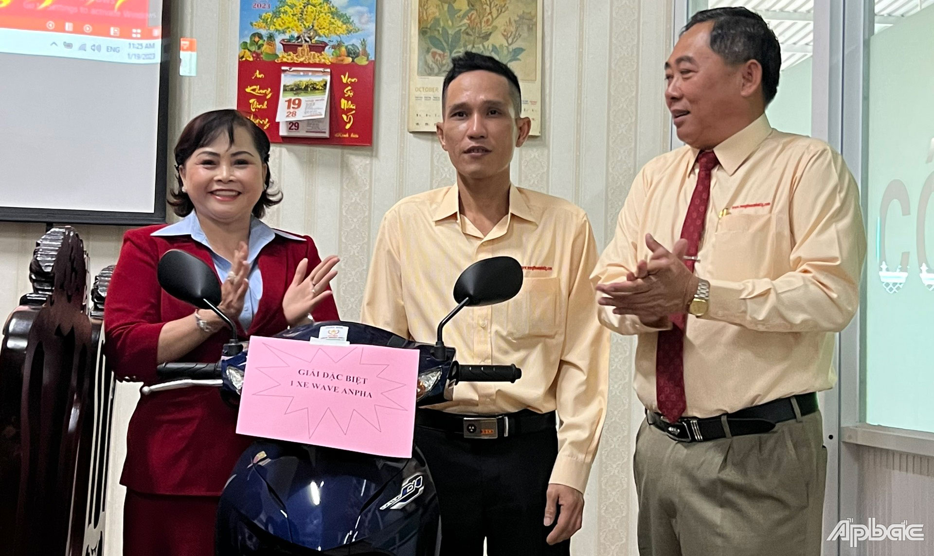 Trao thưởng cho nhân viên trúng thưởng giải đặc biệt.