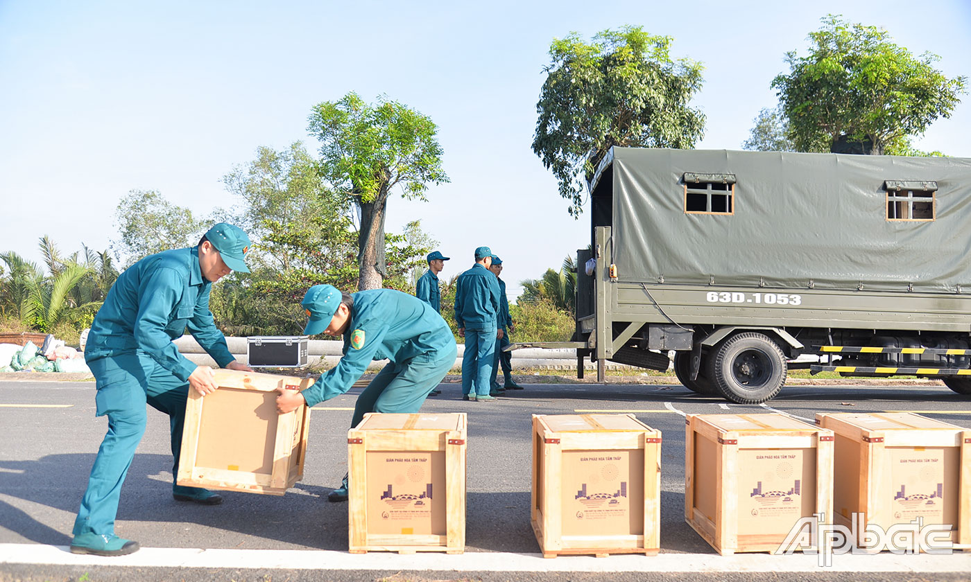 Vận chuyển pháo đến Quảng trường Hùng Vương.