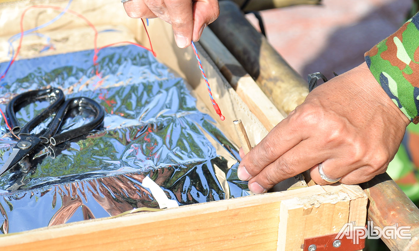 Kỹ thuật đấu mồi lửa điện vào giàn pháo.