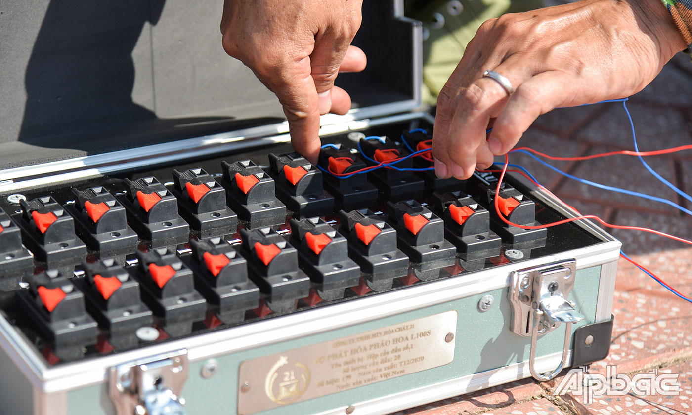 Đấu dây mồi lửa điện vào hộp cầu đấu.