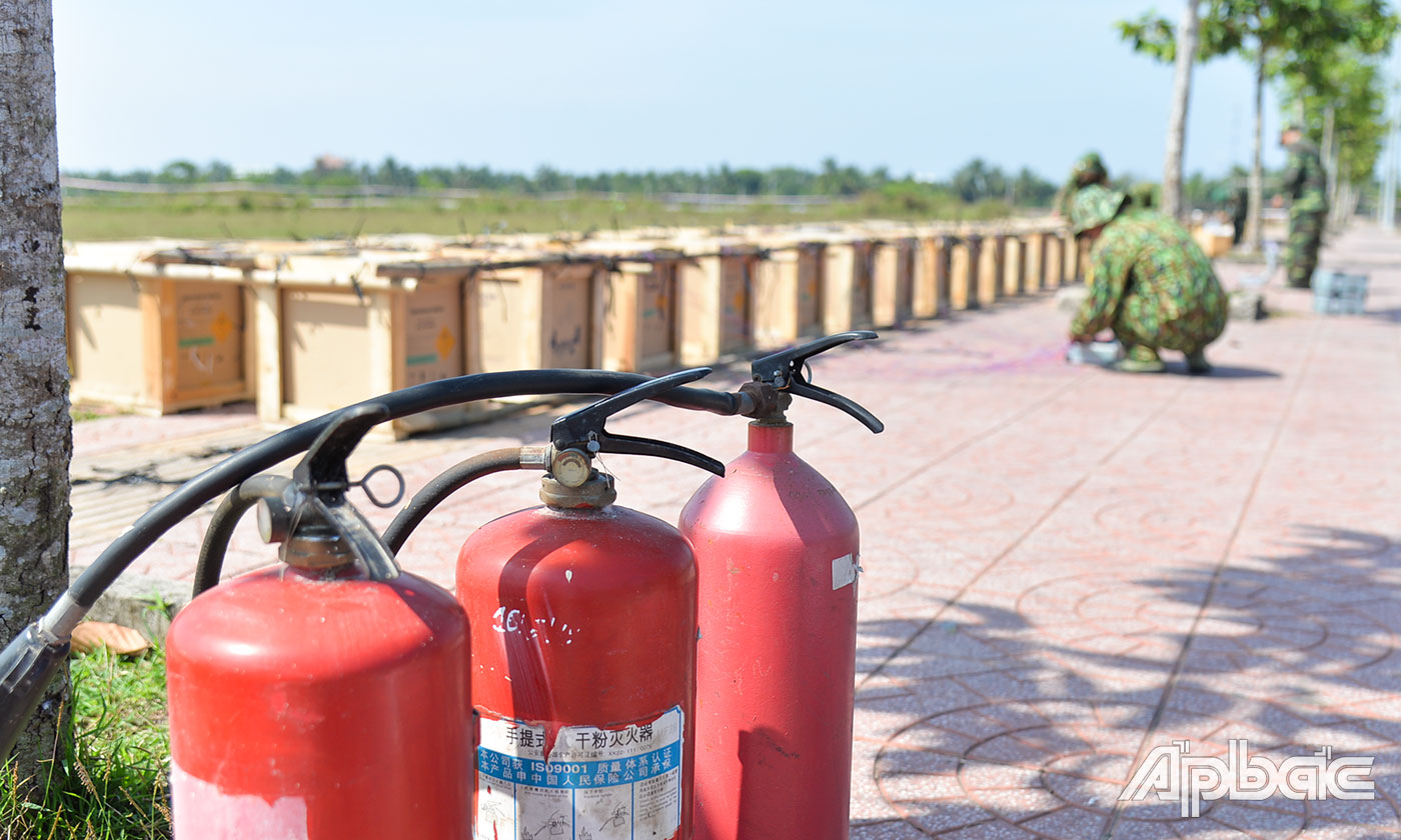 Cùng với bố trí trận địa pháo, dụng cụ cứu hỏa được bố trí gần khu vực giàn pháo.