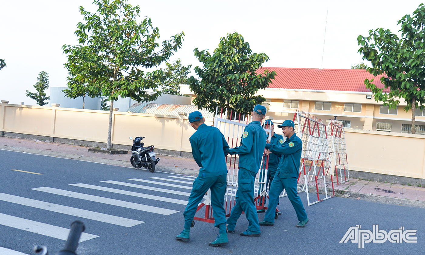 Xung quanh trận địa pháo được lập chốt bảo vệ.