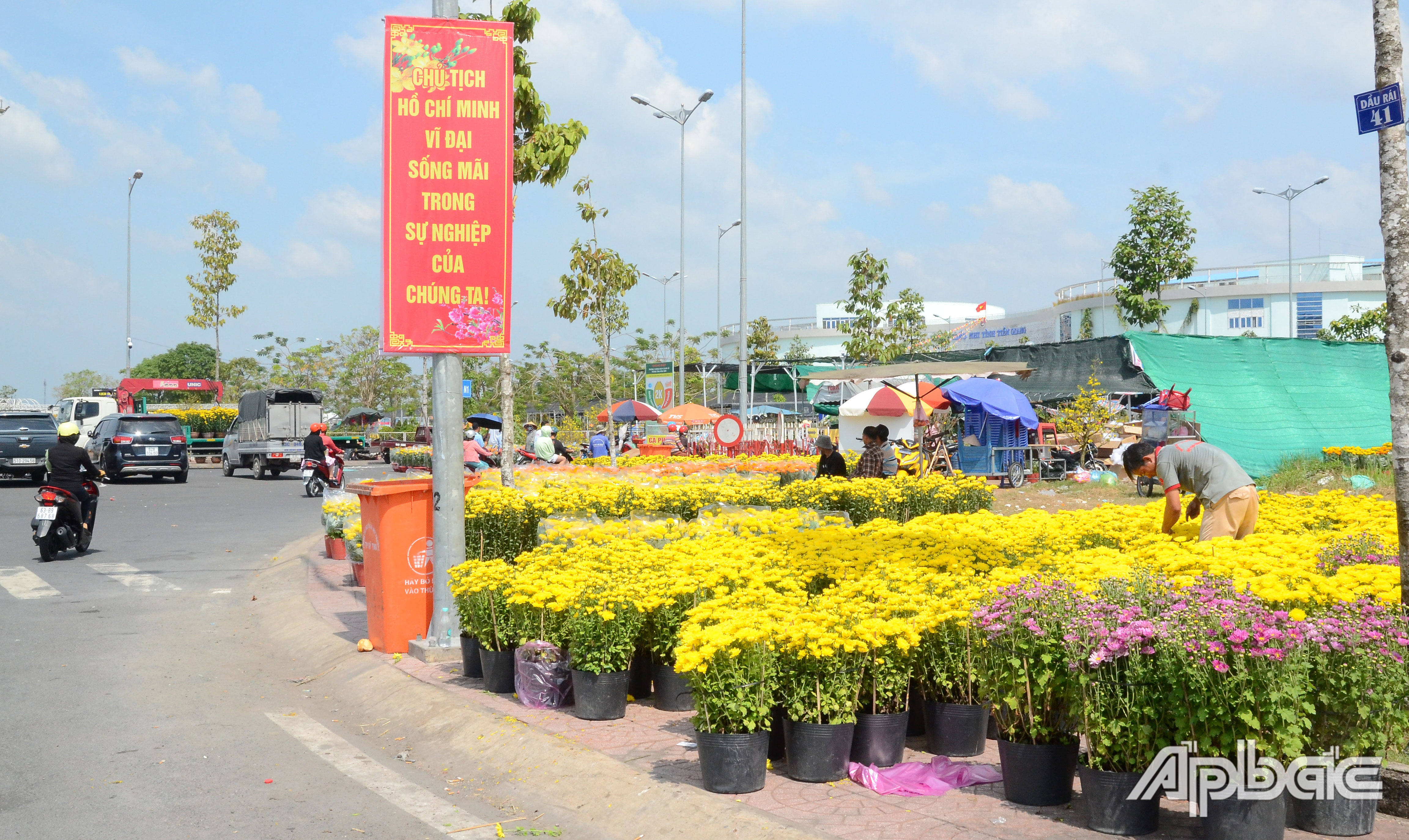 Hoa tết vẫn còn nhiều vào giờ chót.