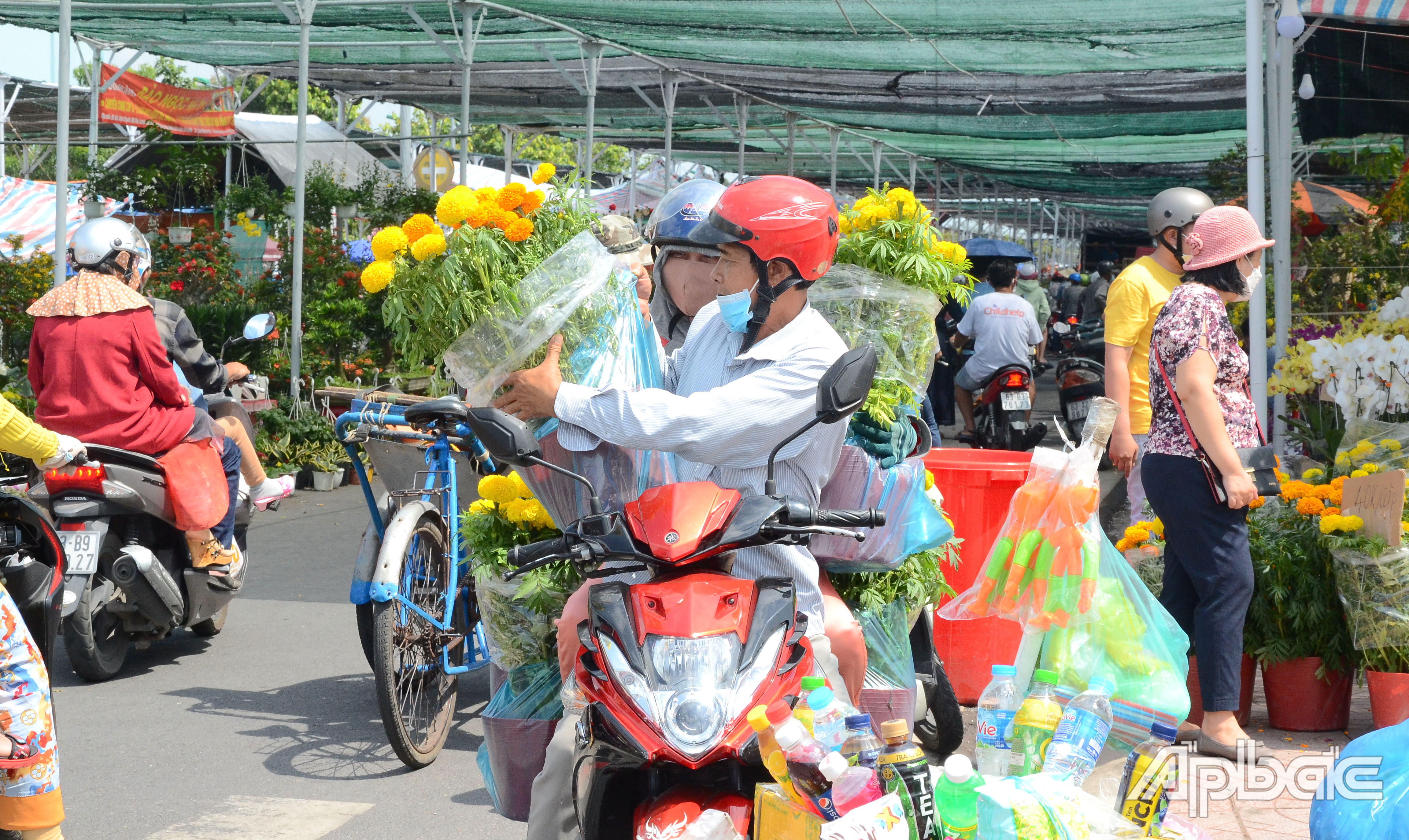 Người dân tranh thủ đến mua hoa vào giờ cuối.