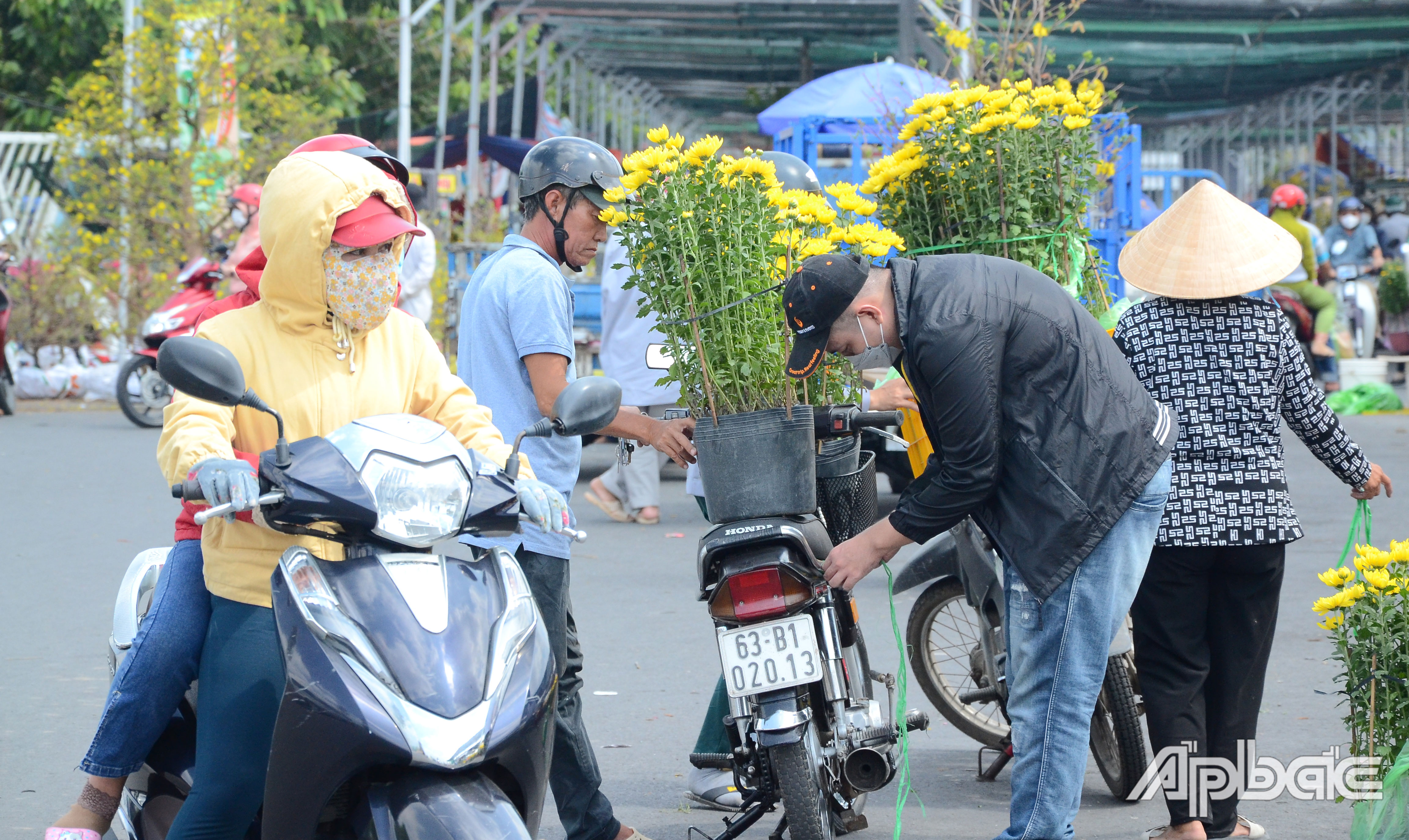 Sức mua tại Chợ hoa xuân TP. Mỹ Tho tăng vào chiều 30 tết, nhưng không bằng mọi năm.