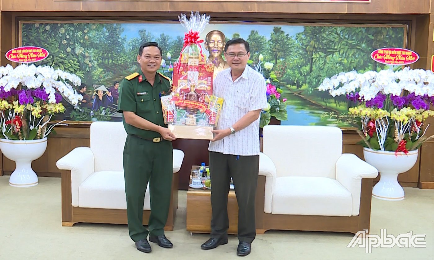 Đại tá Phạm Văn Thanh thăm, chúc Tết Tỉnh ủy Tiền Giang.