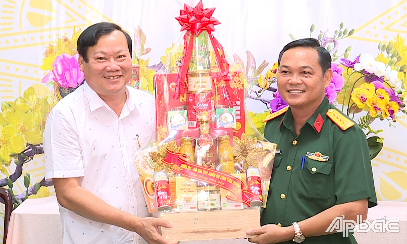 Đại tá Phạm Văn Thanh thăm, chúc Tết HĐND tỉnh Tiền Giang.