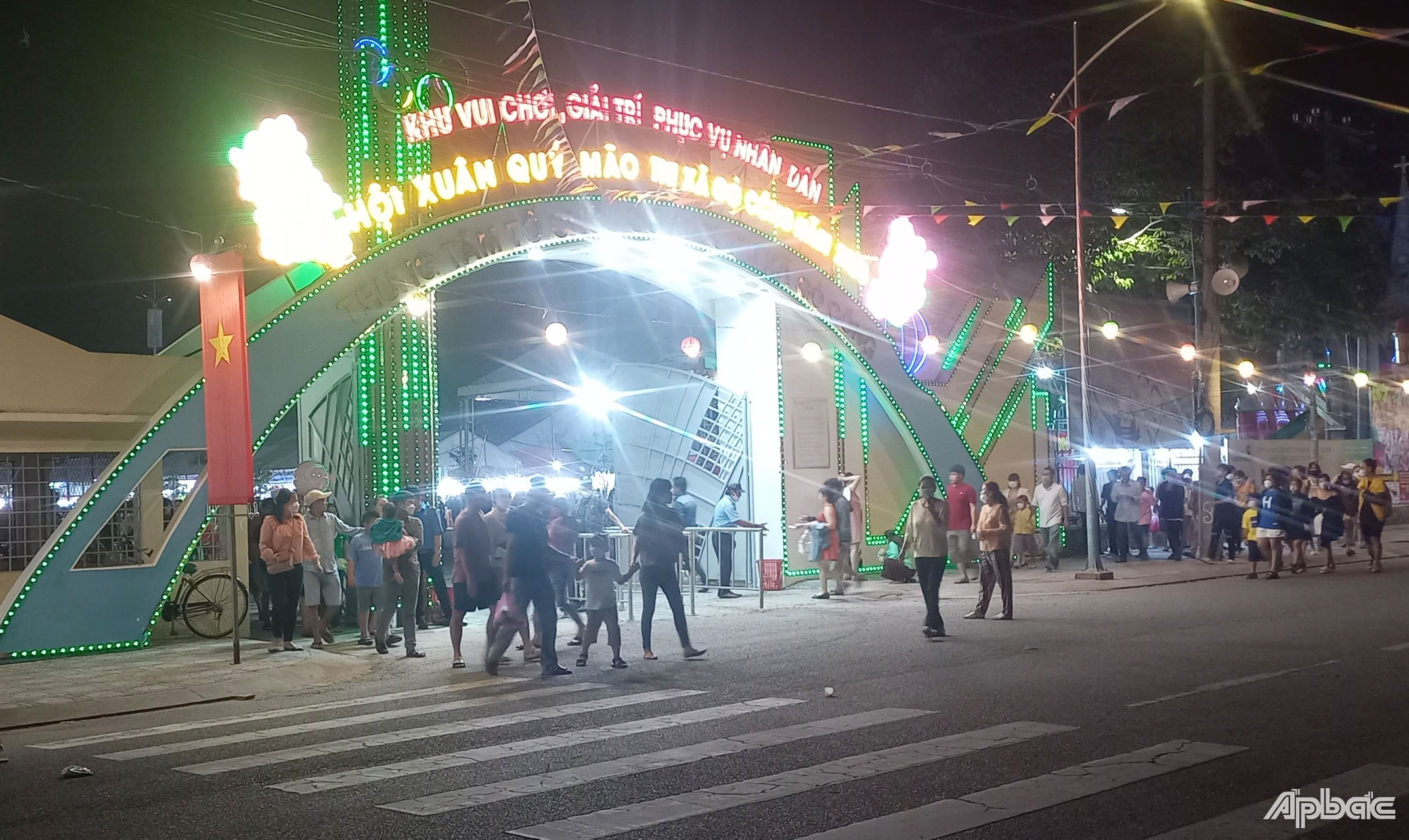 Hội xuân tại TX. Gò Công thu hút rất đông người dân.