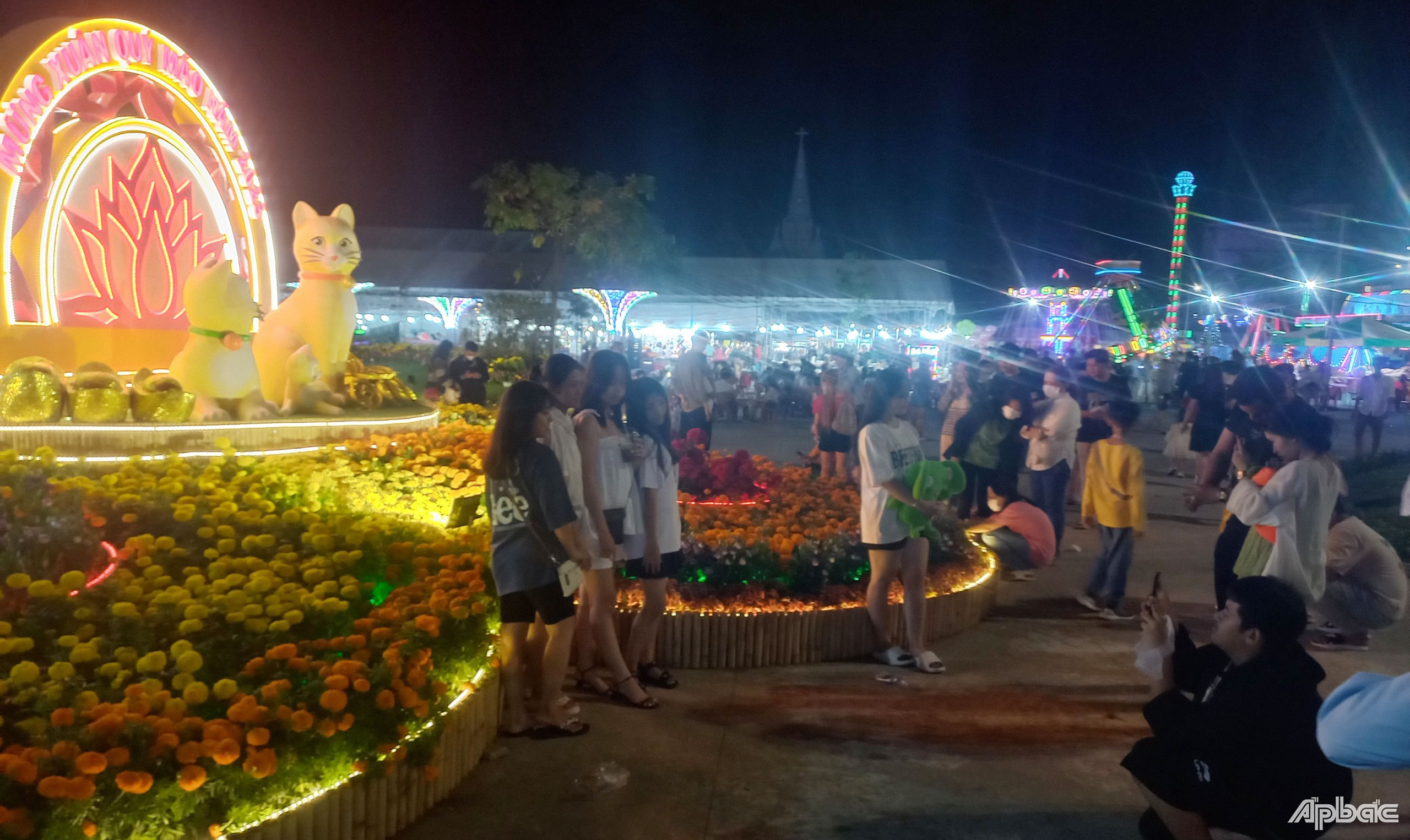 Người dân chụp hình lưu niệm tại các cụm tiểu cảnh.