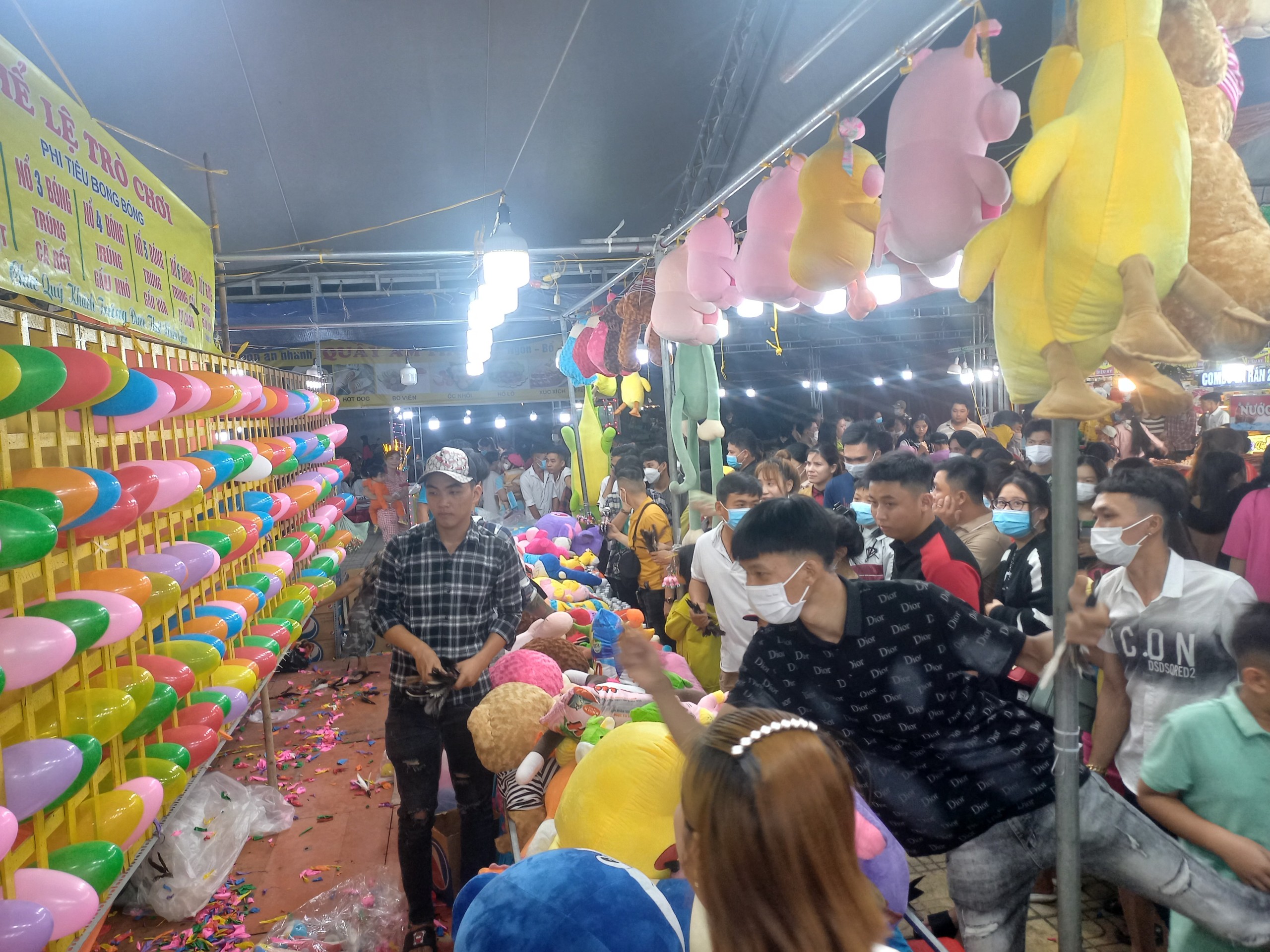 Các trò chơi tại hội xuân thu hút rất đông người tham gia.