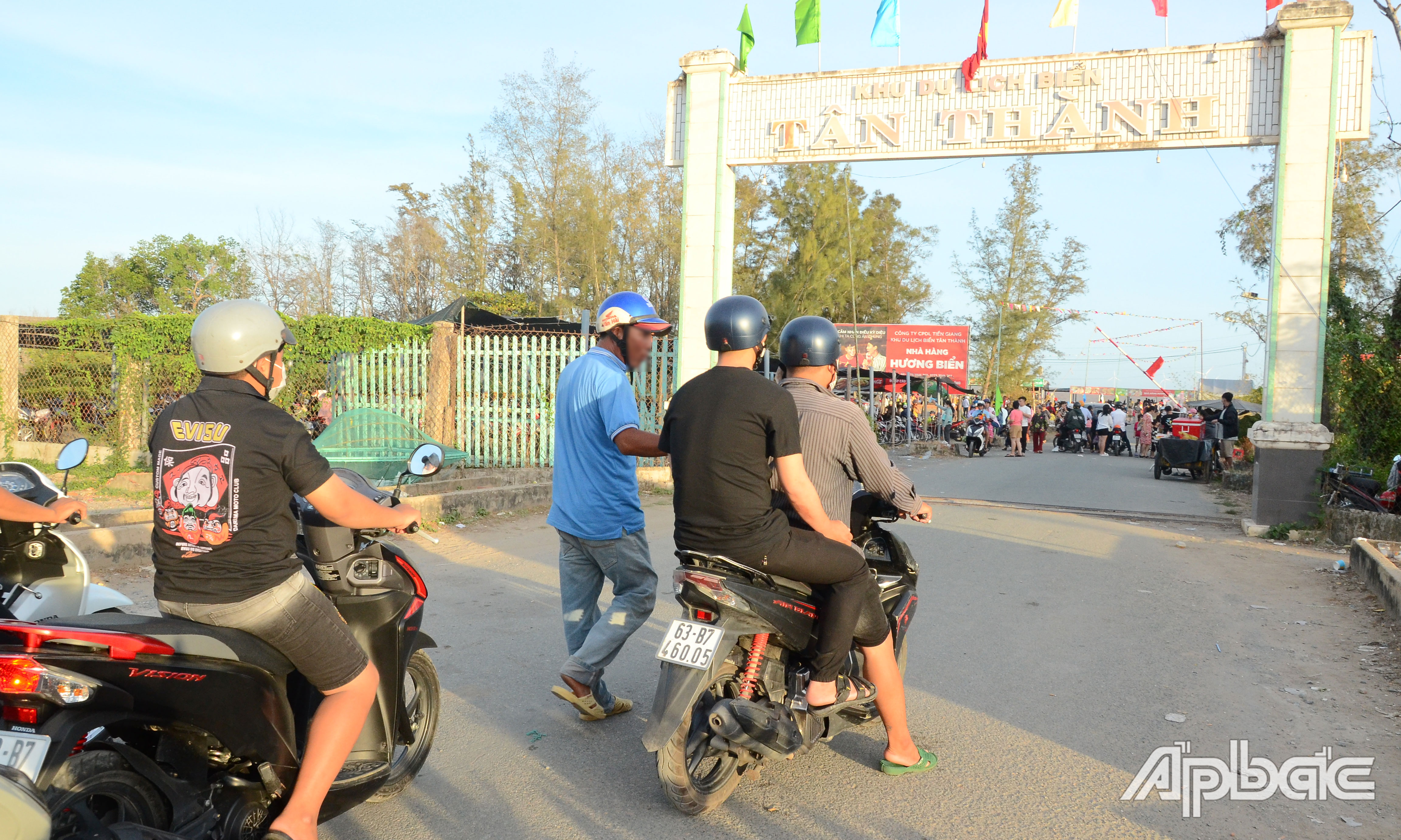 Người đàn ông áo xanh tiếp cận du khách để chào mời sử dụng dịch vụ ăn uống.