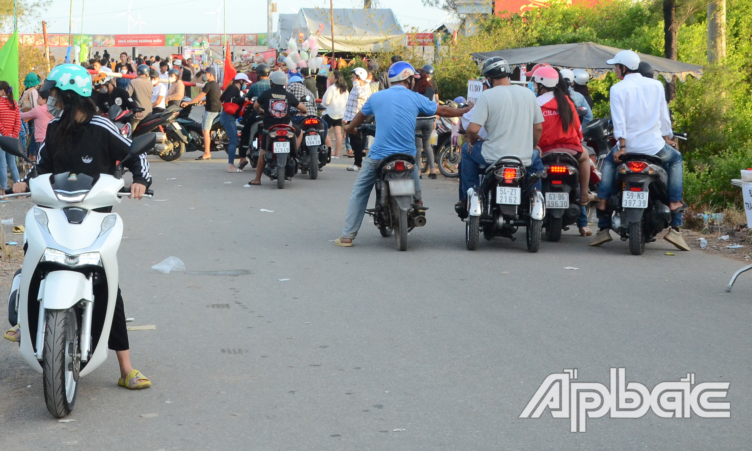 Người đàn ông áo xanh tiếp tục mời chào, chèo kéo một nhóm du khách khác.