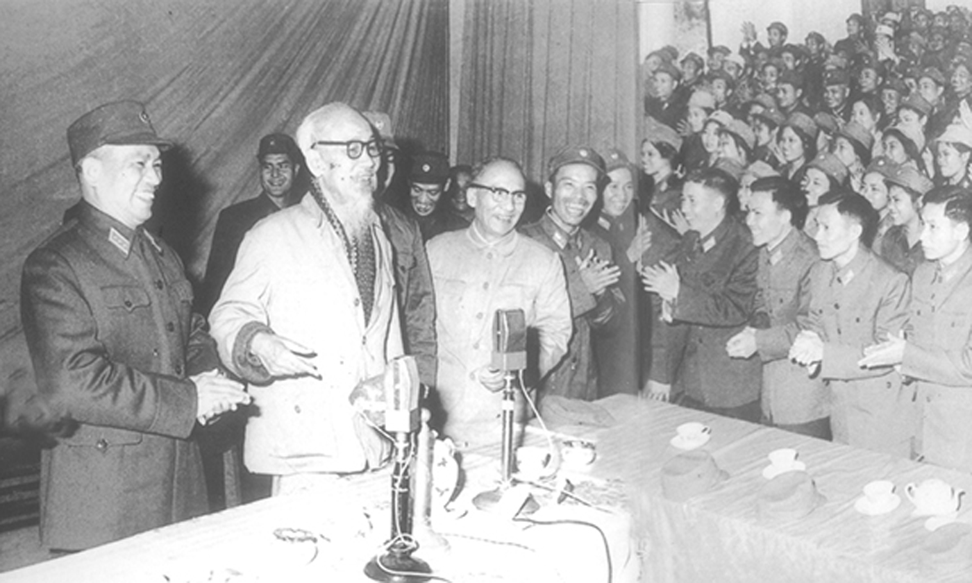 Hồ Chủ tịch thăm Bộ đội Phòng không - Không quân ngày Mùng 1 Tết Kỷ Dậu (16/2/1969). Ảnh tư liệu